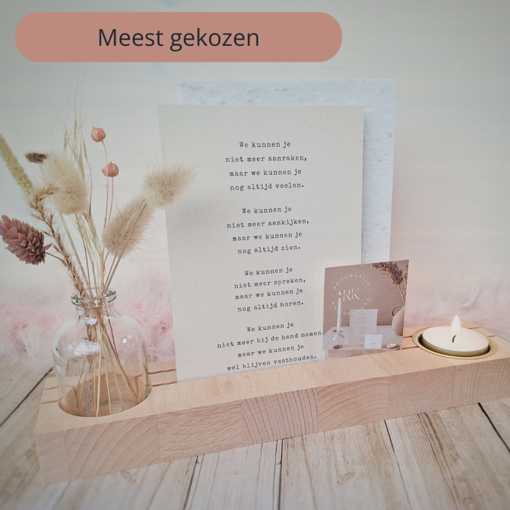 troostplekje vasthouden met kaarsje en droogbloemen als troostcadeau bij verlies